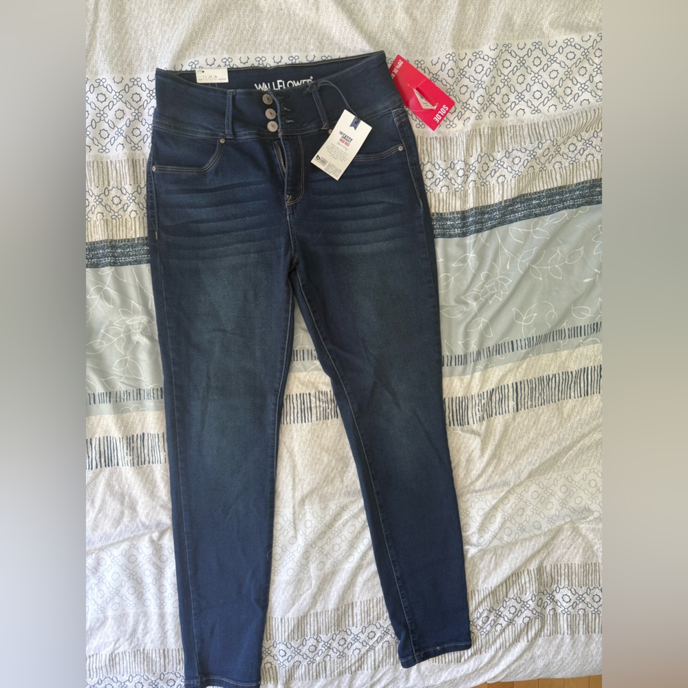 Wallflower High Rise Blue Jeans Classic Style